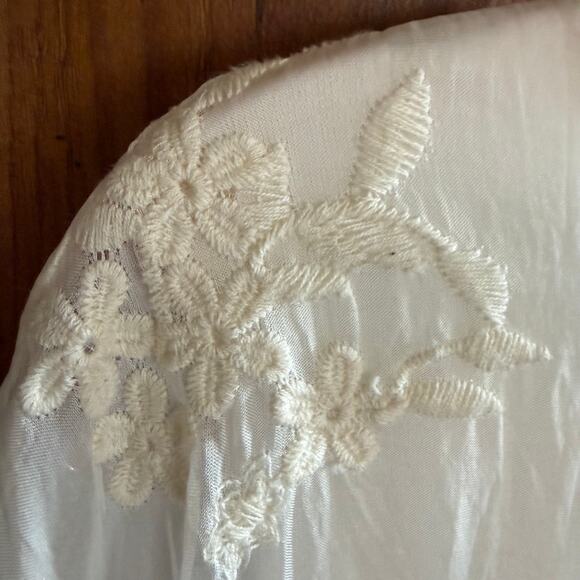 Angela Moda Italian Silk Blend Embroidered Top Size Medium NWT - Picture 3 of 8